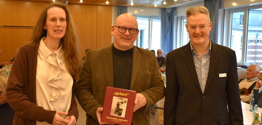 Das Foto zeigt Landrat Matiaske, Kreisarchivar Röth und die Lektorin Schmidt-Herrmann mit dem neuen "gelurt".