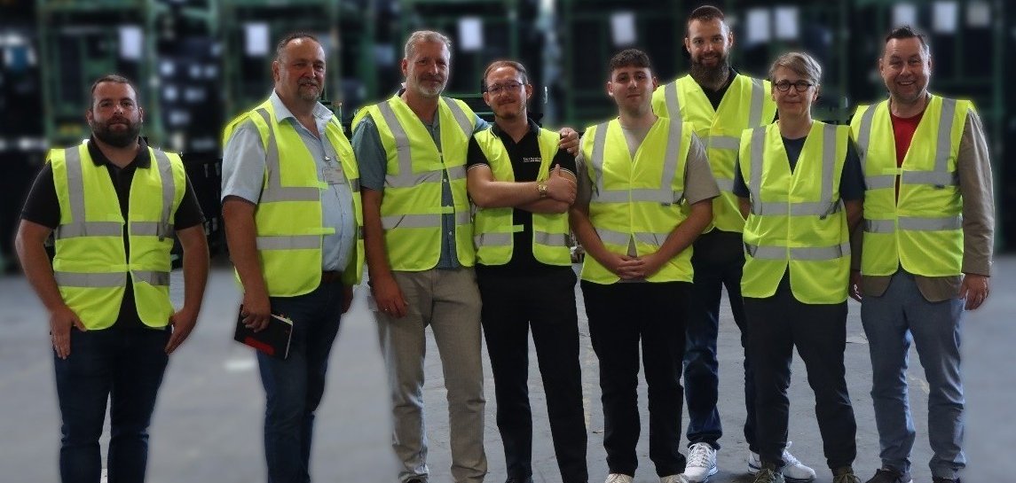 Das Foto zeigt die Besuchergruppe in einer Halle der Firma Quehenberger.