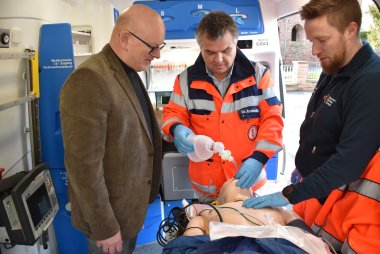 Das Foto zeigt Landrat Matiaske, den ÄLRD Dr. Krakowka und Mark Trautmann vom DRK in einem Rettungswagen bei der Beatmung einer Übungspuppe.