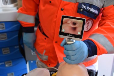 Das Foto zeigt das Bild, das die Kamera des Laryngoskops bietet (Luft- und Speiseröhre).