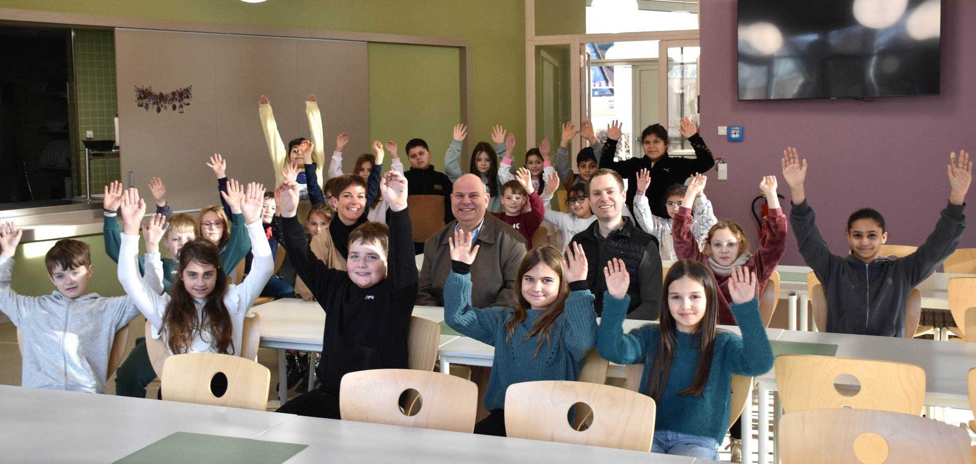 Das Foto zeigt Schuldezernent Grobeis im Kreis von Schülern der Schule am Treppenweg.
