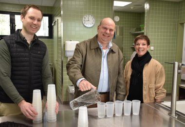 Schuldezernent Oliver Grobeis, die stellv. Schulleterin Sabrina Lenz und Jochen Speckhardt, Schulverwaltung, in der Mensa der Schule am Treppenweg