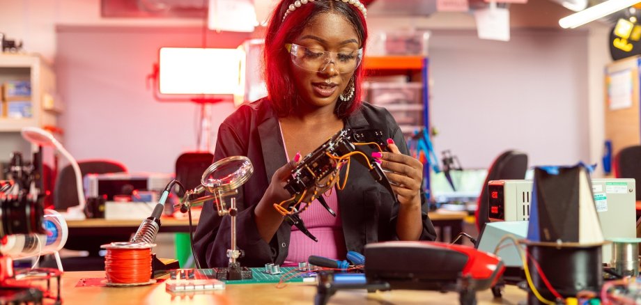 Junge Frau mit Technik Foto junge Frau mit Technik