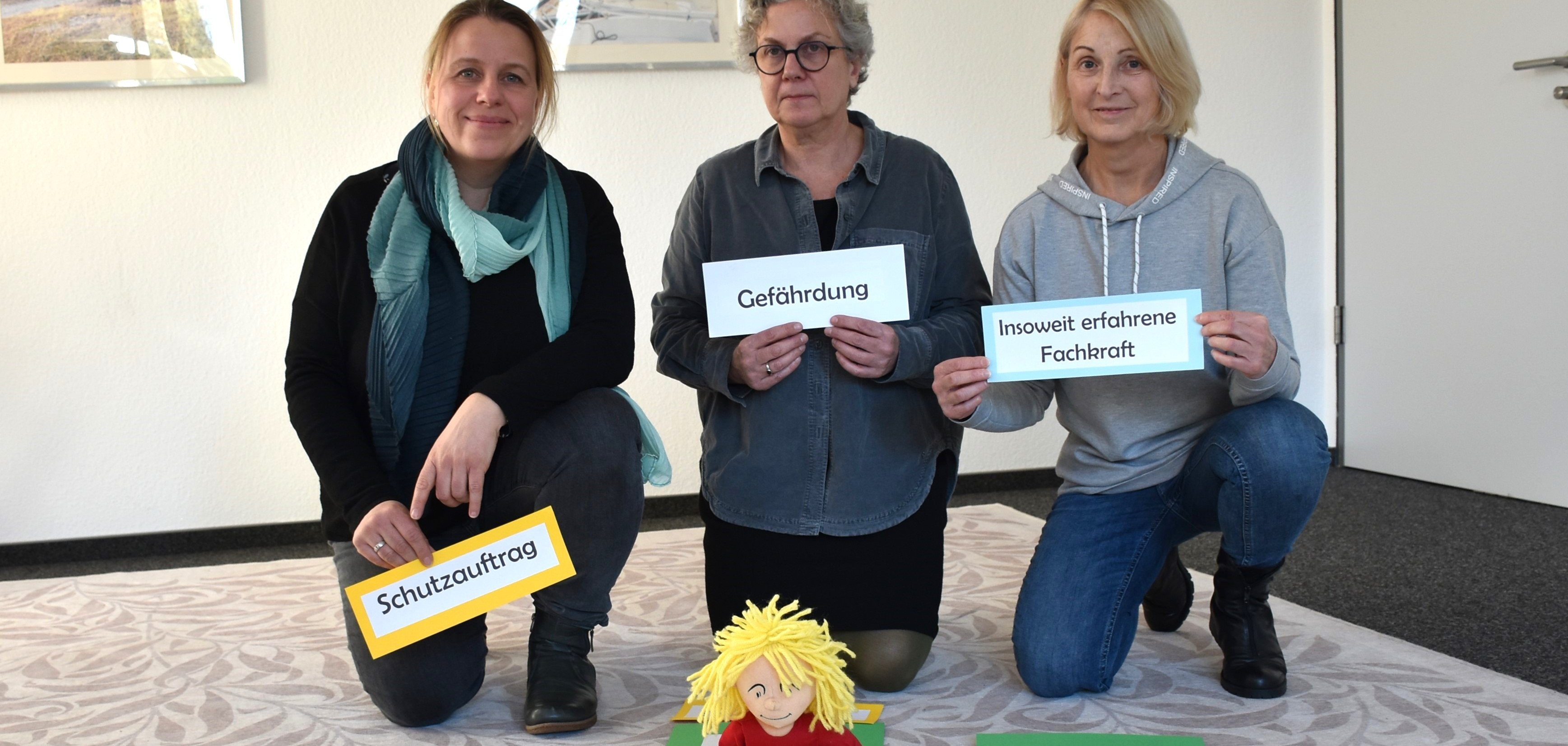 Das Foto zeigt drei Mitarbeiterinnen der Beratungsstelle für Kinder, Jugendliche und Eltern.