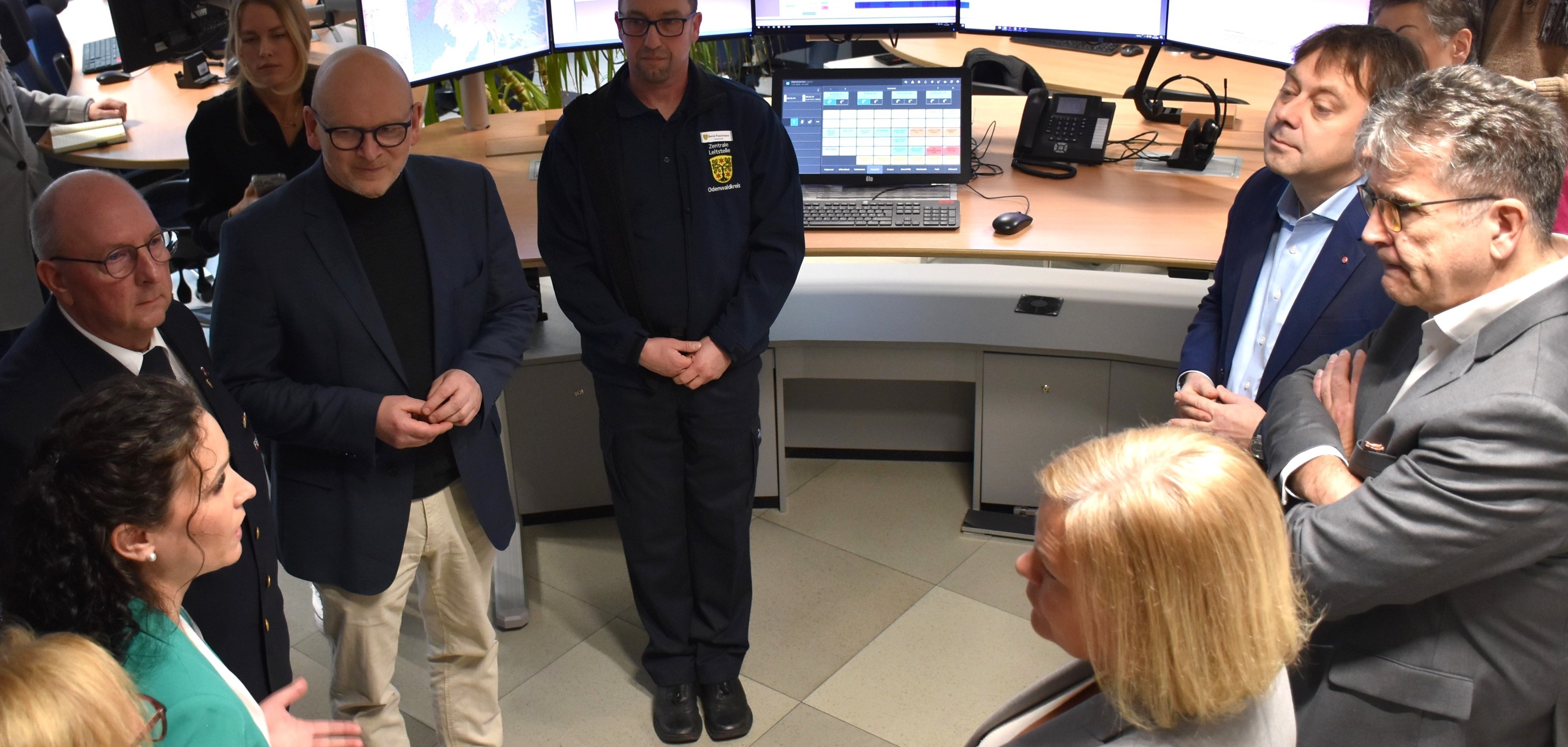 Das Foto zeigt Bundesinnenministerin Faeser in der Zentralen Leitstelle des Odenwaldkreises mit Landrat Frank Matiaske und Gesprächspartnern aus dem Katastrophenschutz des Odenwaldkreises.