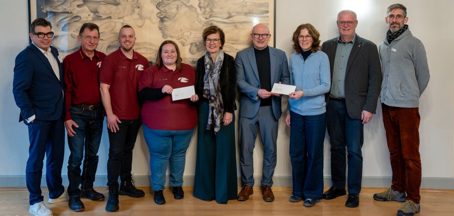Das Foto zeigt die Gruppe der Spendenempfänger, Vertreter der ENTEGA und Landrat Matiaske.