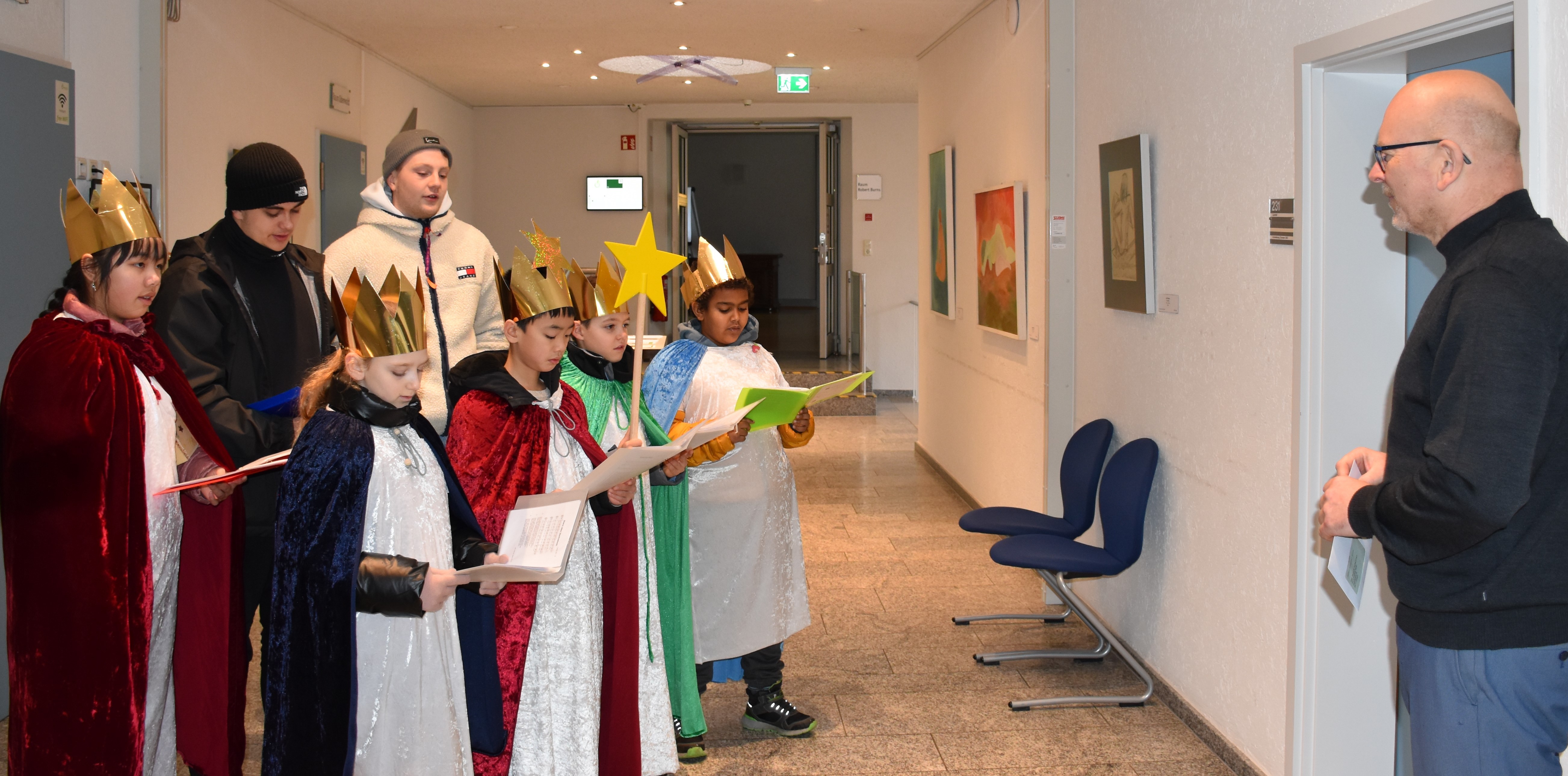 Das Foto zeigt eine Sternsingergruppe im Landratsamt mit Landrat Frank Matiaske.