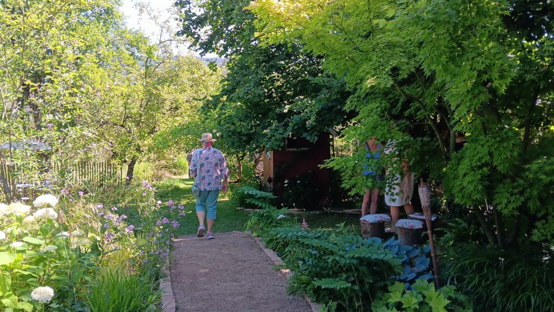 Besucher schauen sich den Garten von Tina König an.