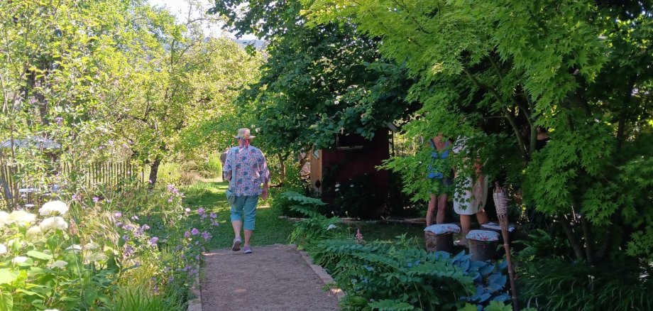 Besucher schauen sich den Garten von Tina König an.