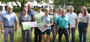 Landrat Matiaske und Klimaschutzmanagerin Bruder überreichen Gartenbesitzern Gutscheine als Dank für's Mitmachen.