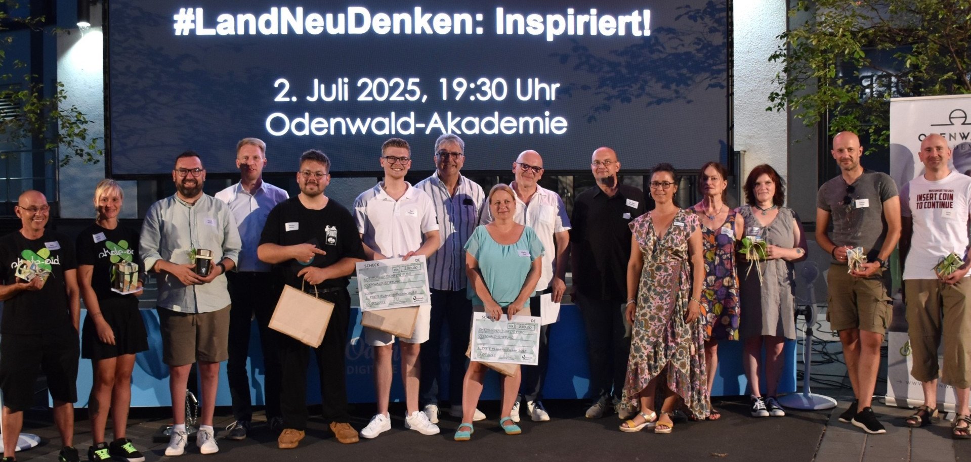 Das Foto ist ein Gruppenbild mit allen Teilnehmenden.