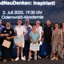 Das Foto ist ein Gruppenbild mit allen Teilnehmenden.