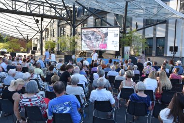 Das Foto zeigt das Publikum bei der Begrüßung durch Landrat Frank Matiaske.