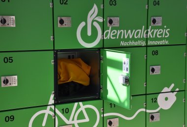 Das Foto zeigt ein offenes Schließfach der Schließfachanlage. In dem Fach liegt eine Jacke.