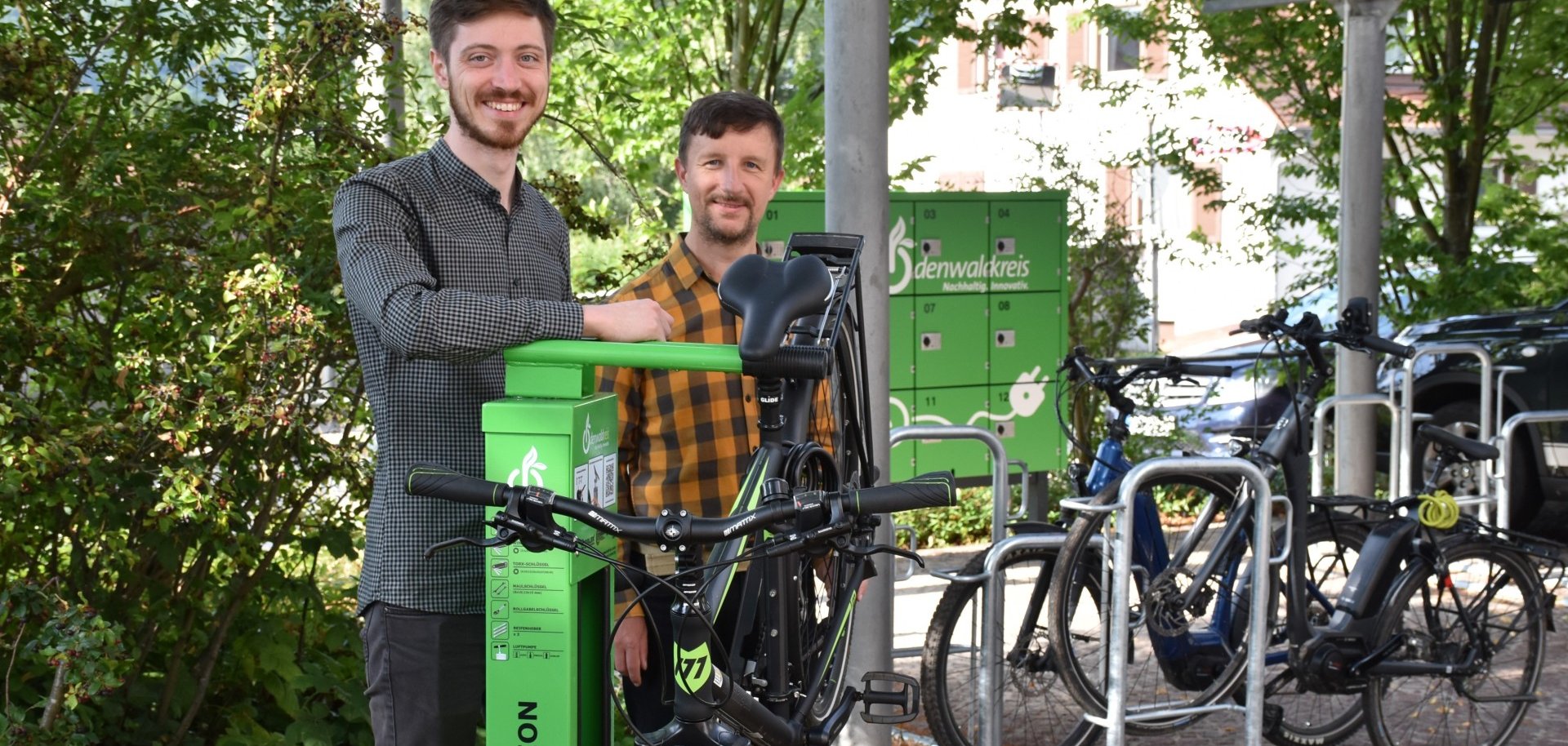 Das Foto zeigt die Nahmobilitätskoordinatoren Thomas Schuhmacher und Markus Linkenheil an der neuen Fahrradabstellanlage.