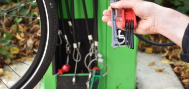 Das Foto zeigt Werkzeug aus der Reparaturstation, die auch zur neuen Fahrradabstellanlage gehört.