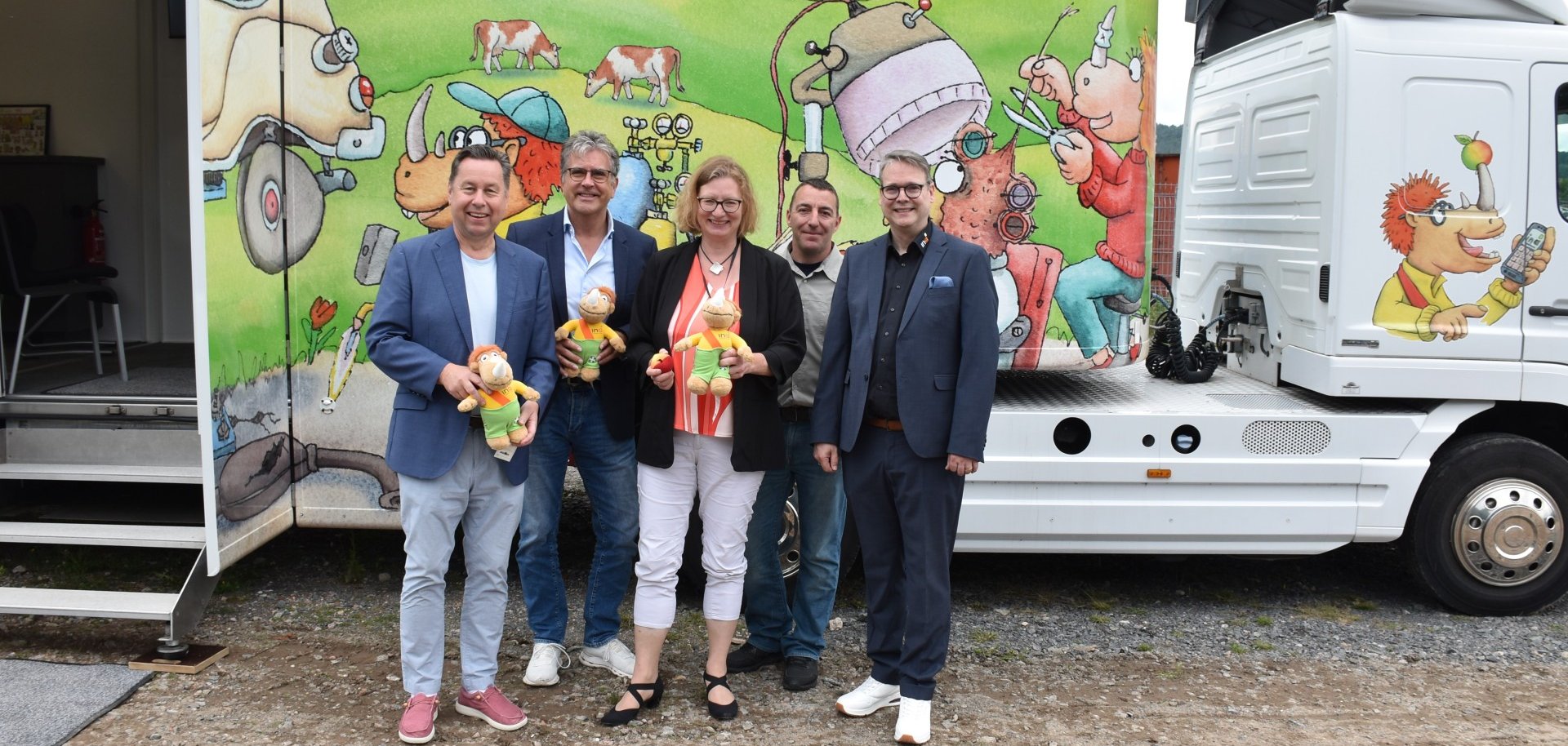 Das Foto zeigt Staatssekretärin Hechler sowie Vertreter des Odenwaldkreises vor dem umgebauten LKW