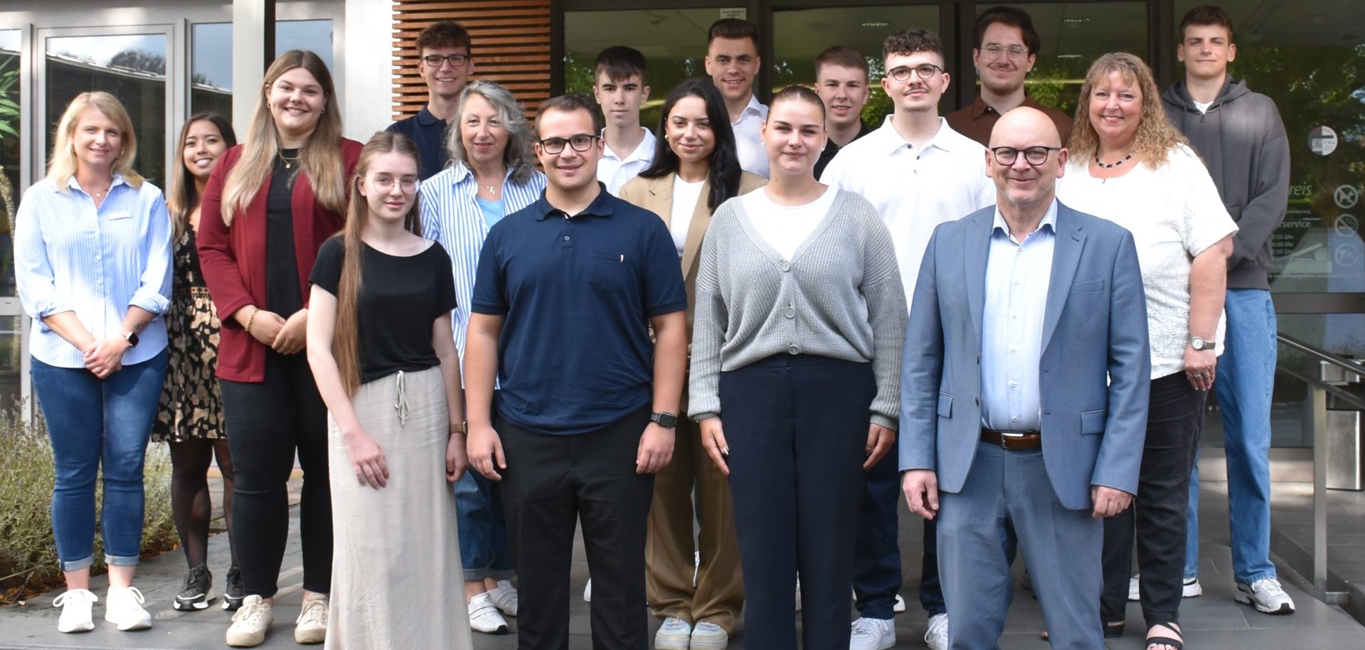 Das Foto zeigt den neuen Ausbildungsjahrgang mit Landrat Matiaske und anderen Vertretern des Landratsamts.
