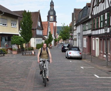 Das Foto zeigt einen Radfahrer im Ortszentrum von Breuberg-Neustadt.