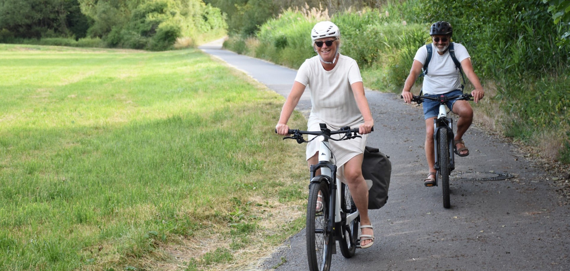 Das Foto zeigt zwei Radfahrer auf dem Weg nach Höchst.