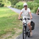Das Foto zeigt zwei Radfahrer auf dem Weg nach Höchst.