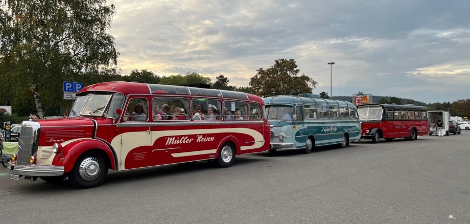 Oldtimer-Busse an einer Straße