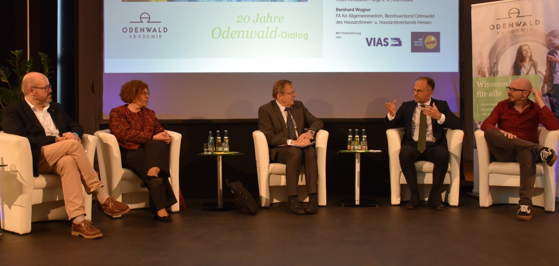 Das Foto zeigt die Teilnehmer der Podiumsdiskussion beim Odenwald-Dialog am 5.6.25 im Haus der Energie/Volksbank-Atrium in Erbach.