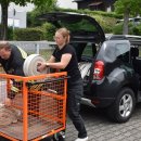 Foto von Stadtbrandinspektor Sascha Hammann und Kreismitarbeiterin Jessica Lettmann mit Schläuchen