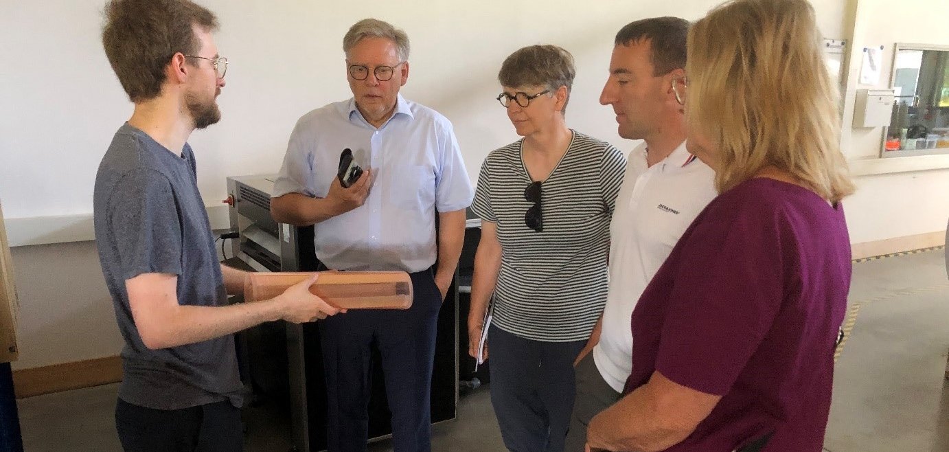 Das Foto zeigt einen Verterter der Firma TOKO und Vertreter des Kommunalen Job-Centers im Gespräch.