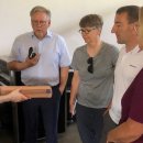 Das Foto zeigt einen Verterter der Firma TOKO und Vertreter des Kommunalen Job-Centers im Gespräch.