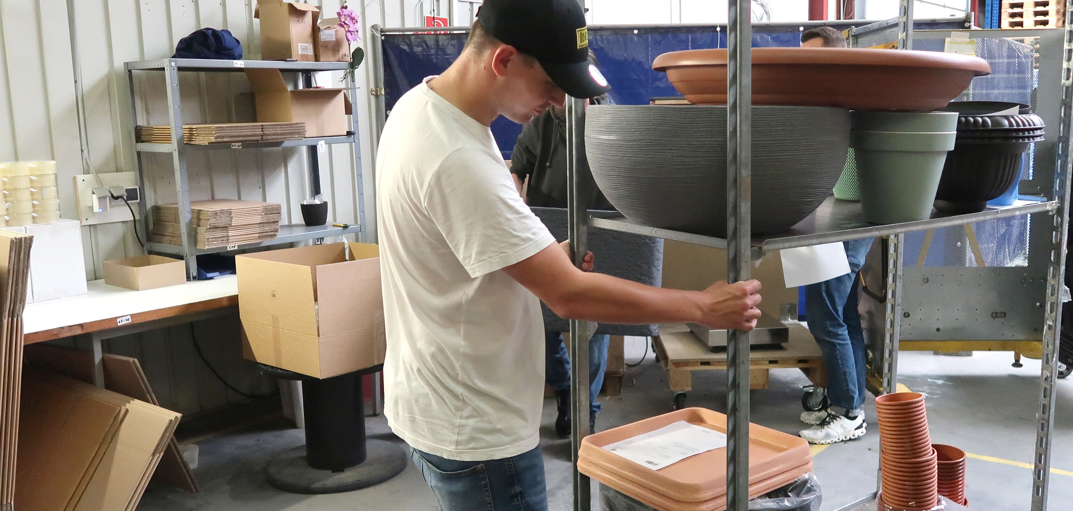 Das Foto zeigt einen Teilnehmer der Maßnahme bei einem Praktikum in einem Betrieb.