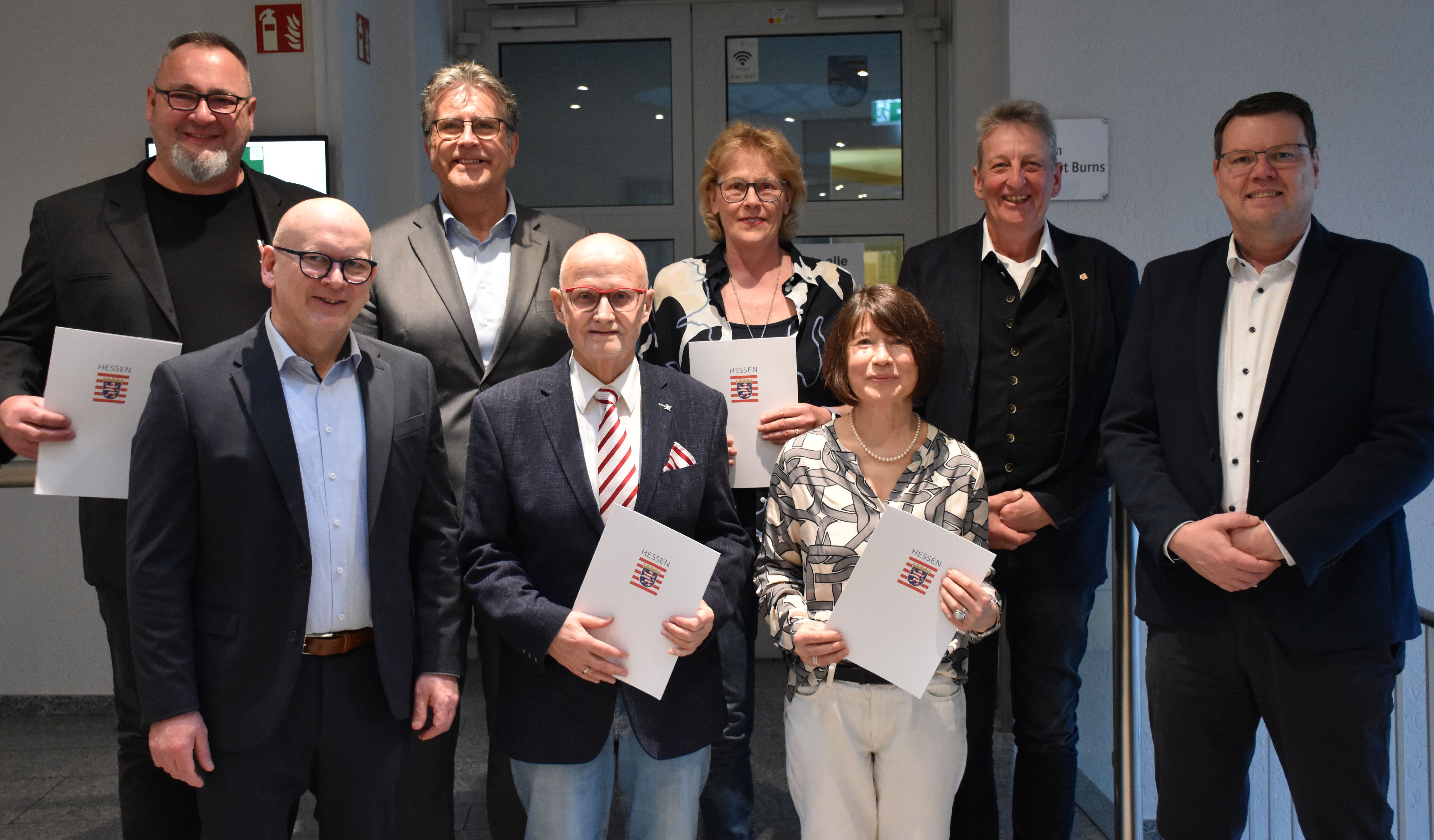 Landrat Frank Matiaske (vorne links) und Kreistagsvorsitzender Rüdiger Holschuh (hinten, zweiter von links) übergaben Ehrenbriefe des Landes Hessen für langjähriges, ehrenamtliches Engagement an (vorne) Gerd Schubart und Sigrid Maline Thierolf-Jöckel sowie (links) Joachim Jirowetz und (hinten in der Mitte) Ursula Bär. Es gratulierten Höchster Bürgermeister Jens Fröhlich (rechts) und Michelstadts Erster Stadtrat Roger Tietz (zweiter von rechts). 