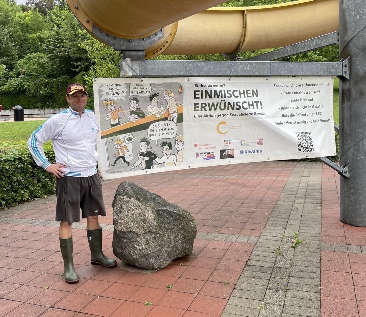 Das Foto zeigt Tobias Steiner, Schwimmeister im Freibad Reichelsheim, vor einem Aktions-Banner.
