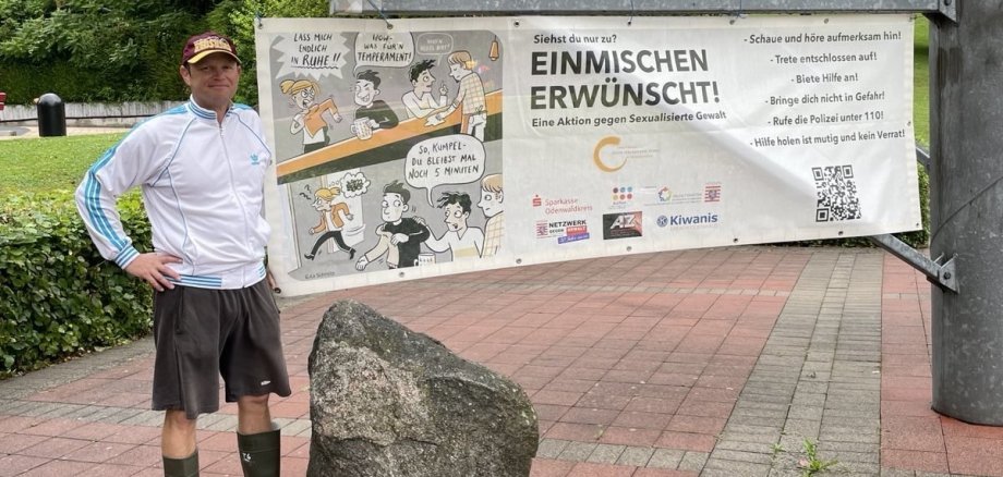 Das Foto zeigt Tobias Steiner, Schwimmeister im Freibad Reichelsheim, vor einem Aktions-Banner.