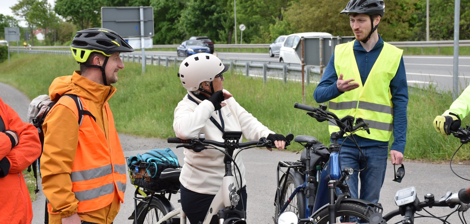 Das Foto zeigt die Nahmobilitätskoordinatoren Thomas Schuhmacher und Markus Linkenheil im Gespräch mit einer Teilnehmerin der Radtour.