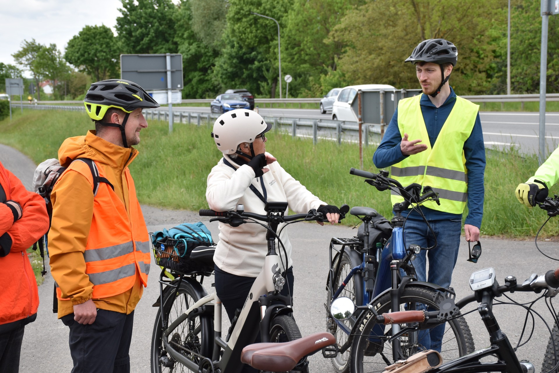 Das Foto zeigt die Nahmobilitätskoordinatoren Thomas Schuhmacher und Markus Linkenheil im Gespräch mit einer Teilnehmerin der Radtour.