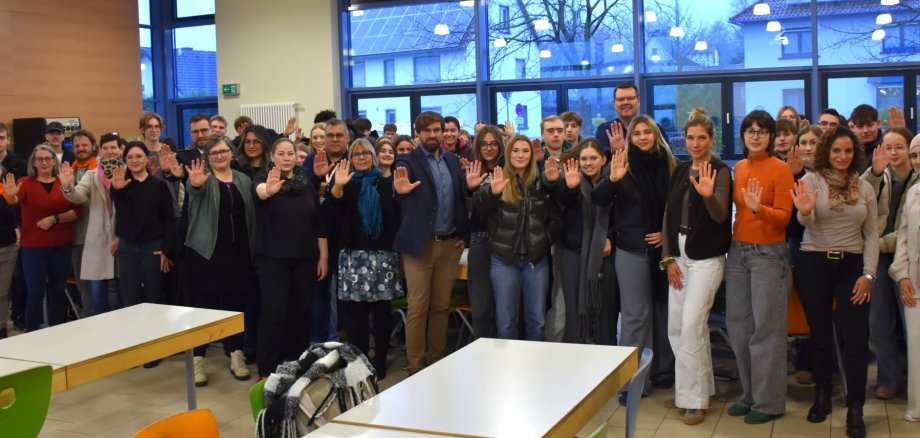 Das Foto zeigt Schülerinnen und Schüler der EGS und ihre Gäste am Aktionstag.