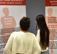 Zwei Schülerinnen schauen sich die Femizid-Ausstellung an.