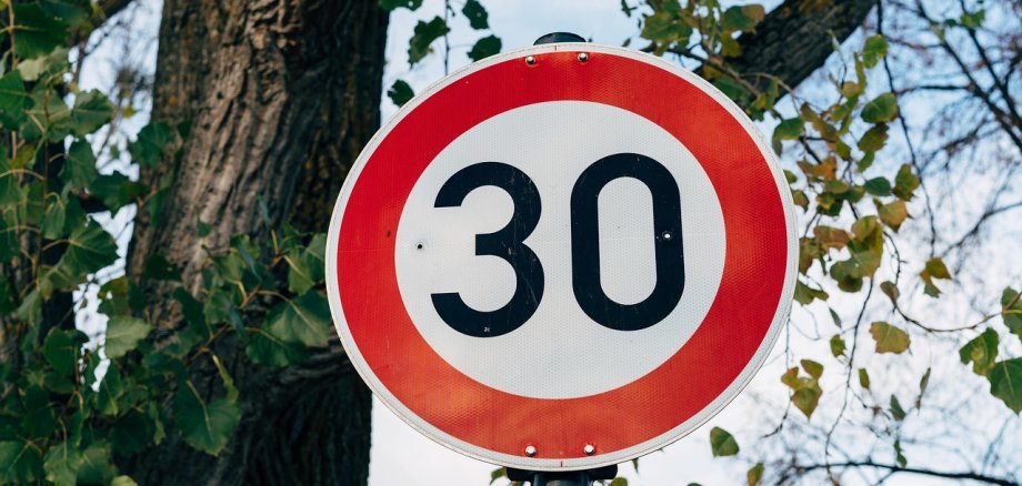 Das Foto zeigt ein Tempo-30-Schild.