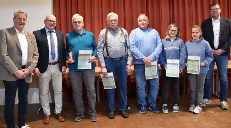 Das Foto zeigt fünf erfolgreiche Kleintierzüchter mit Landrat Matiaske, Bürgermeister Fröhlich und Erstem Stadtrat Tietz.
