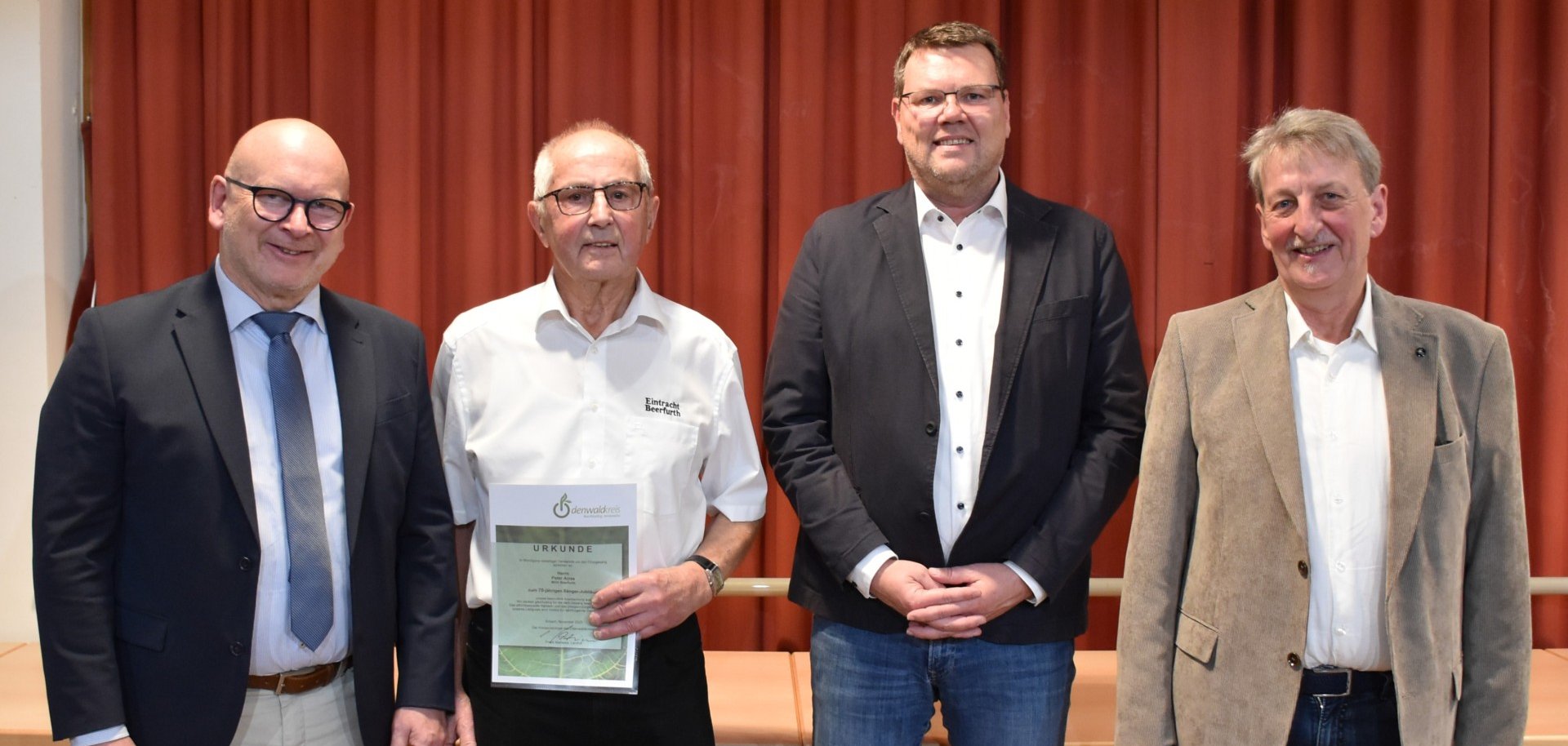 Das Foto zeigt Peter Arras, der für 70 Jahre Chorgesang geehrt wurde, mit Landrat Matiaske, Bürgermeister Fröhlich und Erstem Stadtrat Tietz.