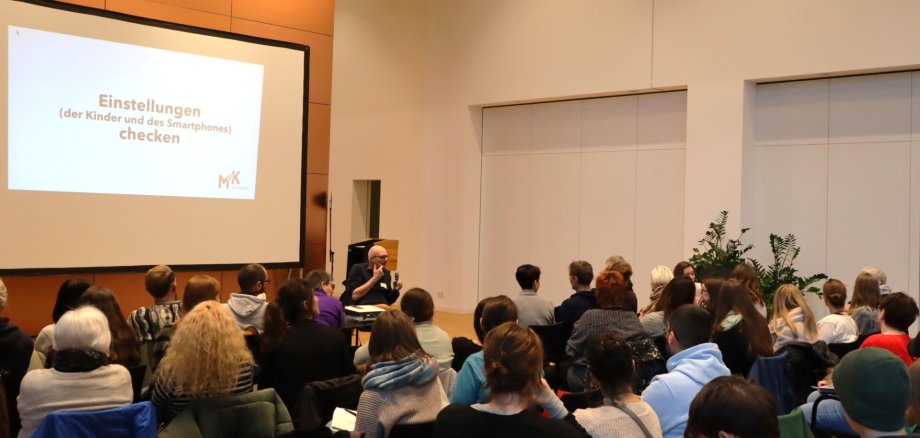 Das Foto zeigt den Impulsvortrag von Peter Holnick beim Fachtag.