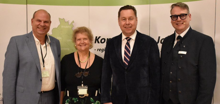 Das Foto zeigt den Ersten Kreisbeigeordneten Oliver Grobeis, Hauptabteilungsleiterin Sandra Schnellbacher, Kreisbeigeordneten Michael Vetter und den InA-Geschäftsführer Siegfried Eberle