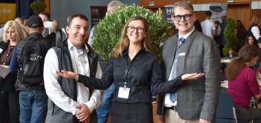 Das Foto  zeigt Torsten Beilstein, Abteilungsleiter im Kommunalen Job-Center sowie Michaela Burger und Siegfried Eberle von der InA gGmbH