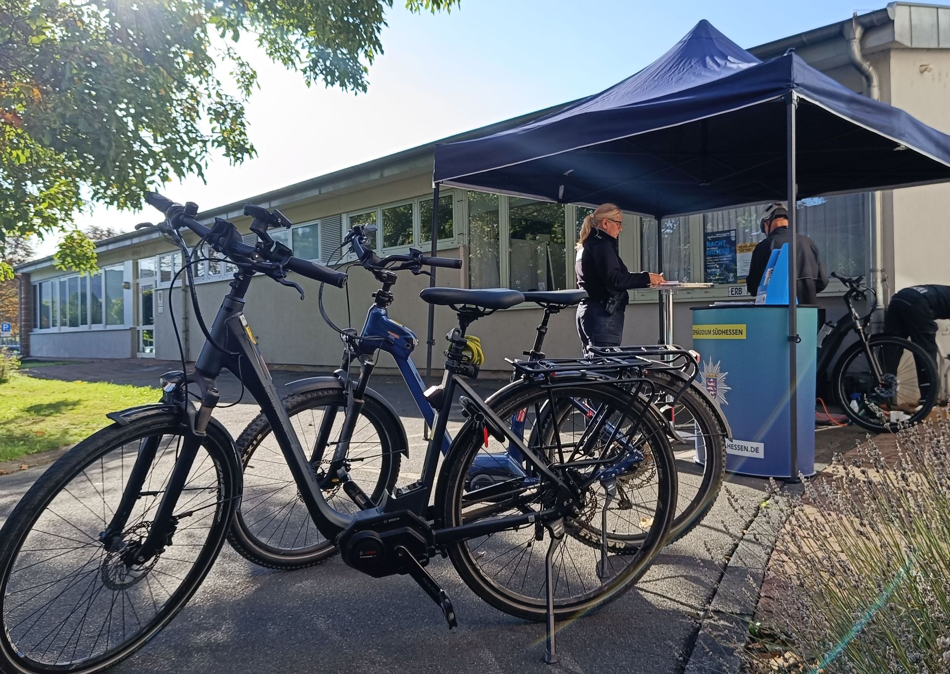 Zwei Fahrräder und ein Pavillon der Polizei