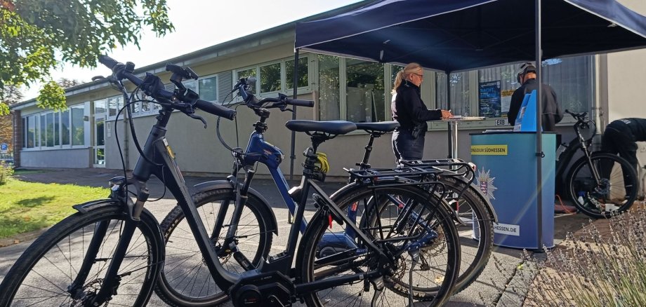 Zwei Fahrräder und ein Pavillon der Polizei
