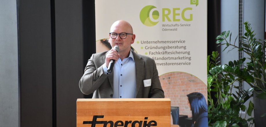 Das Bild zeigt Landrat Matiaske bei der Eröffnung des Wirtschaftsforums.