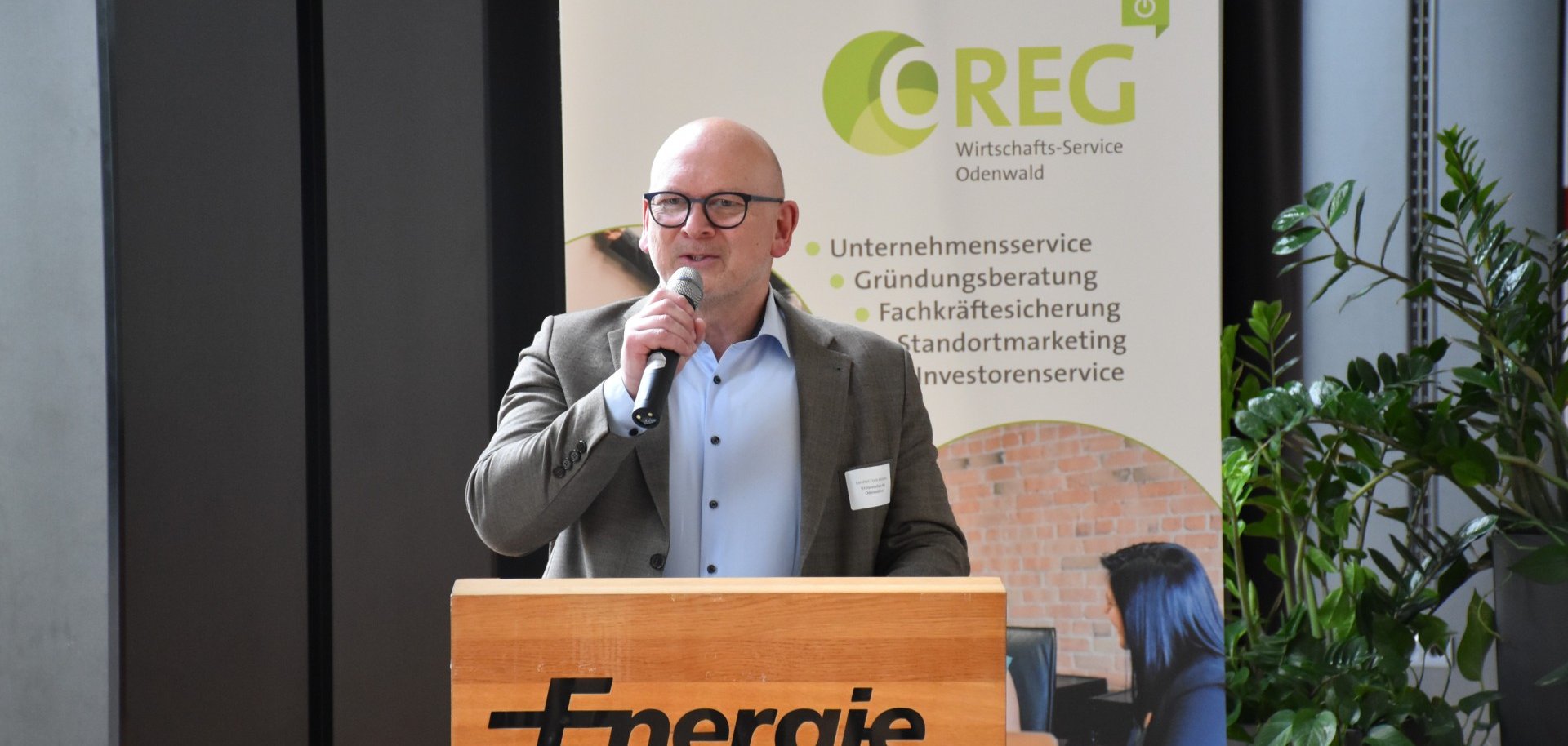 Das Bild zeigt Landrat Matiaske bei der Eröffnung des Wirtschaftsforums.