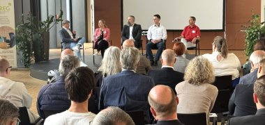 Das Bild zeigt die Podiumsdiskussion während des Wirtschaftsforums.