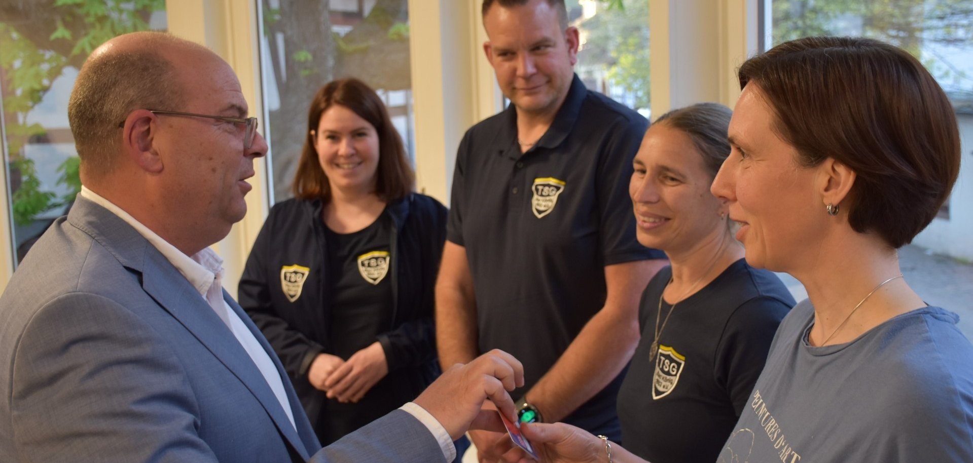 Der Erste Kreisbeigeordnete übergibt Ehrenamts-Cards an Mitglieder des TSG Bad König.